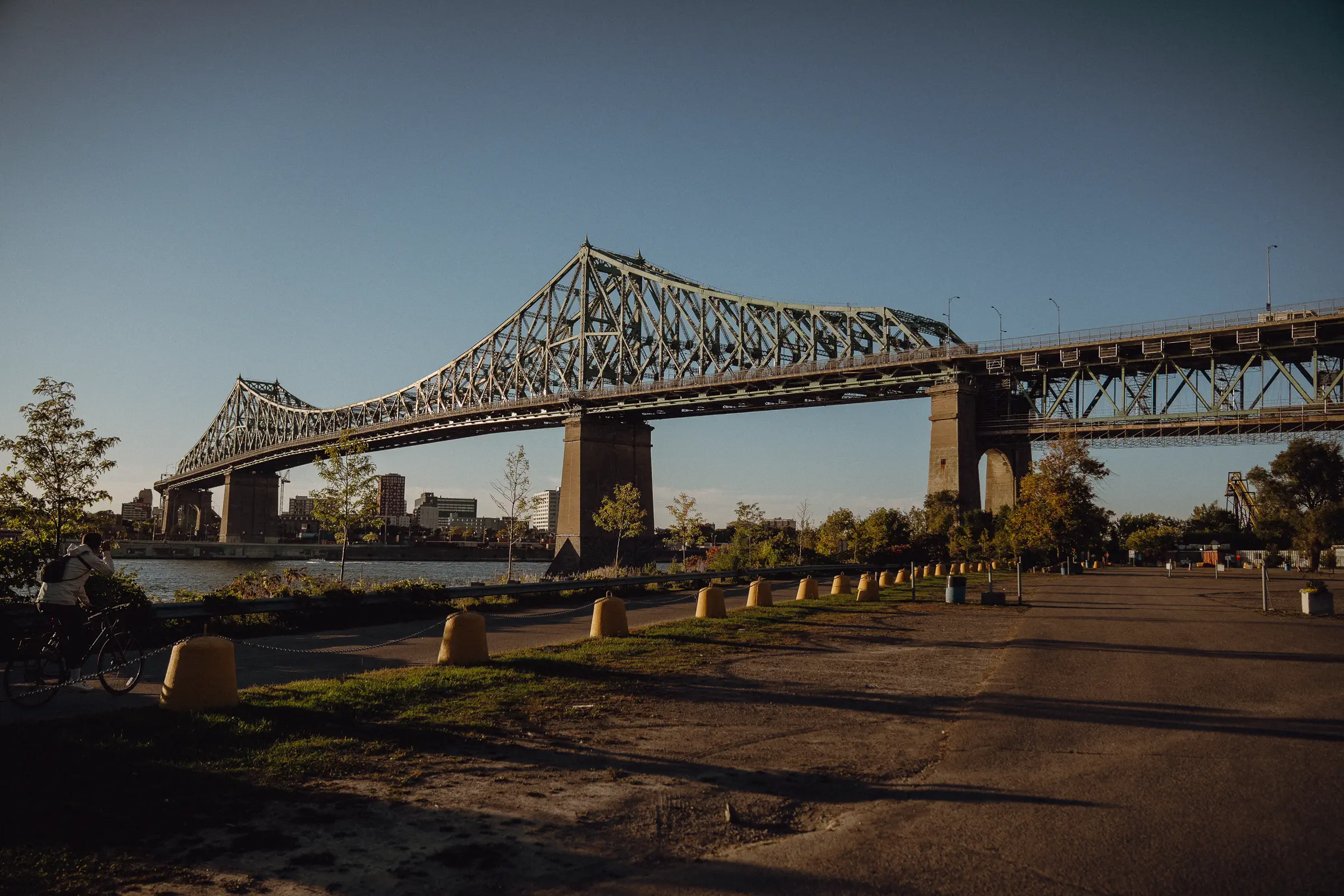 The Jacques Cartier Bridge rises above a quiet Montréal riverside before the race reaches the city